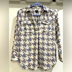 Ann Taylor blouse LIKE NEW, XS petite. Gray and blue geometric print on cream.